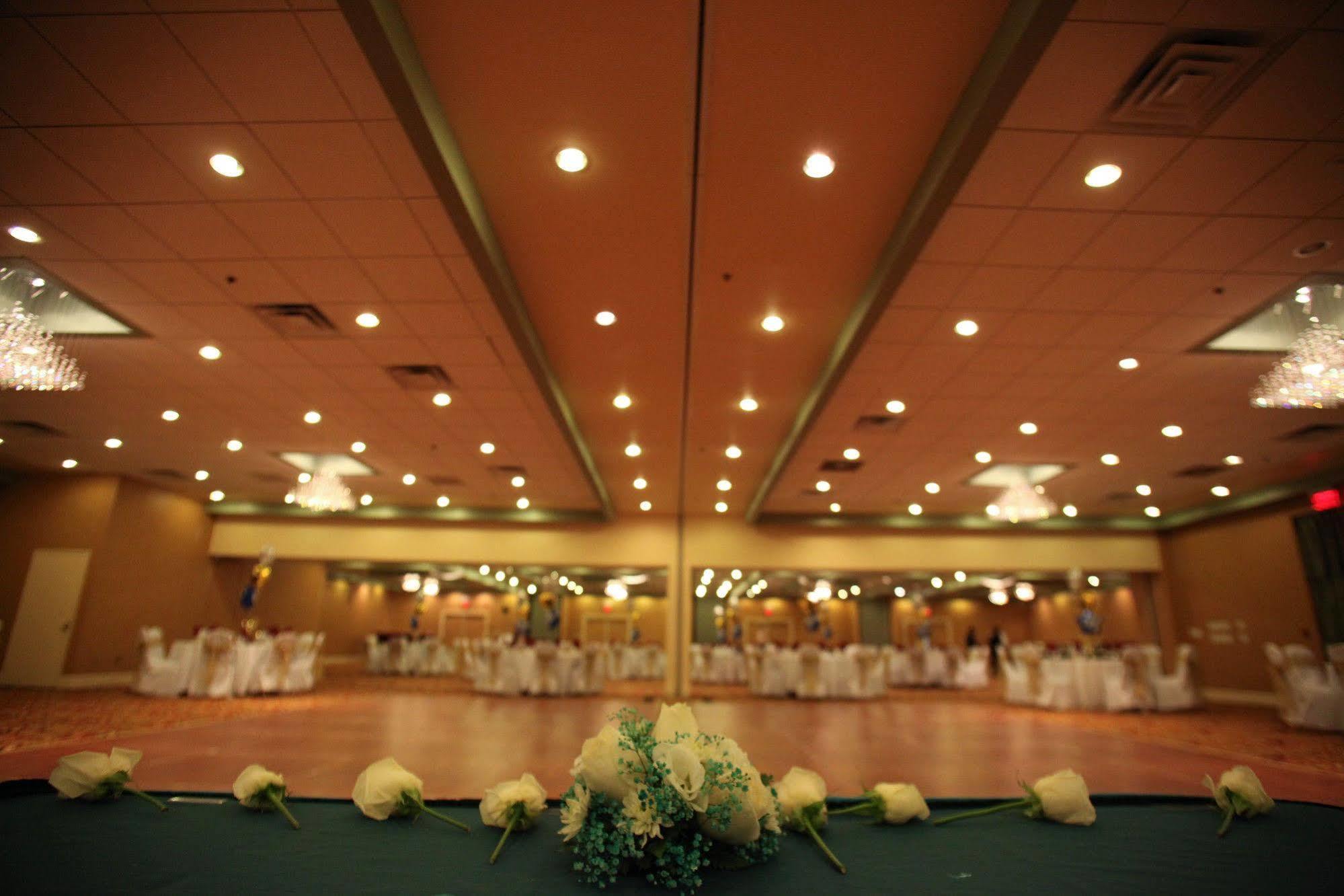 E Hotel Banquet & Conference Center Edison Restoran fotoğraf